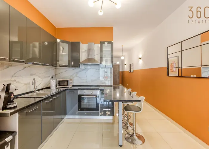 Stylish 2br With Private Balconies By 360 Estates 아파트 *